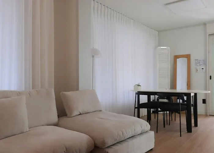 Yeonhuidong Private Family Room, Hongje Waterfall ,hongdae Bus 10 Mins ,free Parking Appartement *